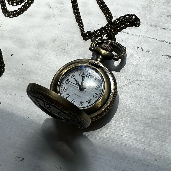 Heart clock pendant Hot Topic - Picture 2 of 4